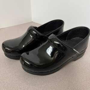 Dansko Women’s Professional Clogs, Regular Width, Size 38 (US size 7.5-8)